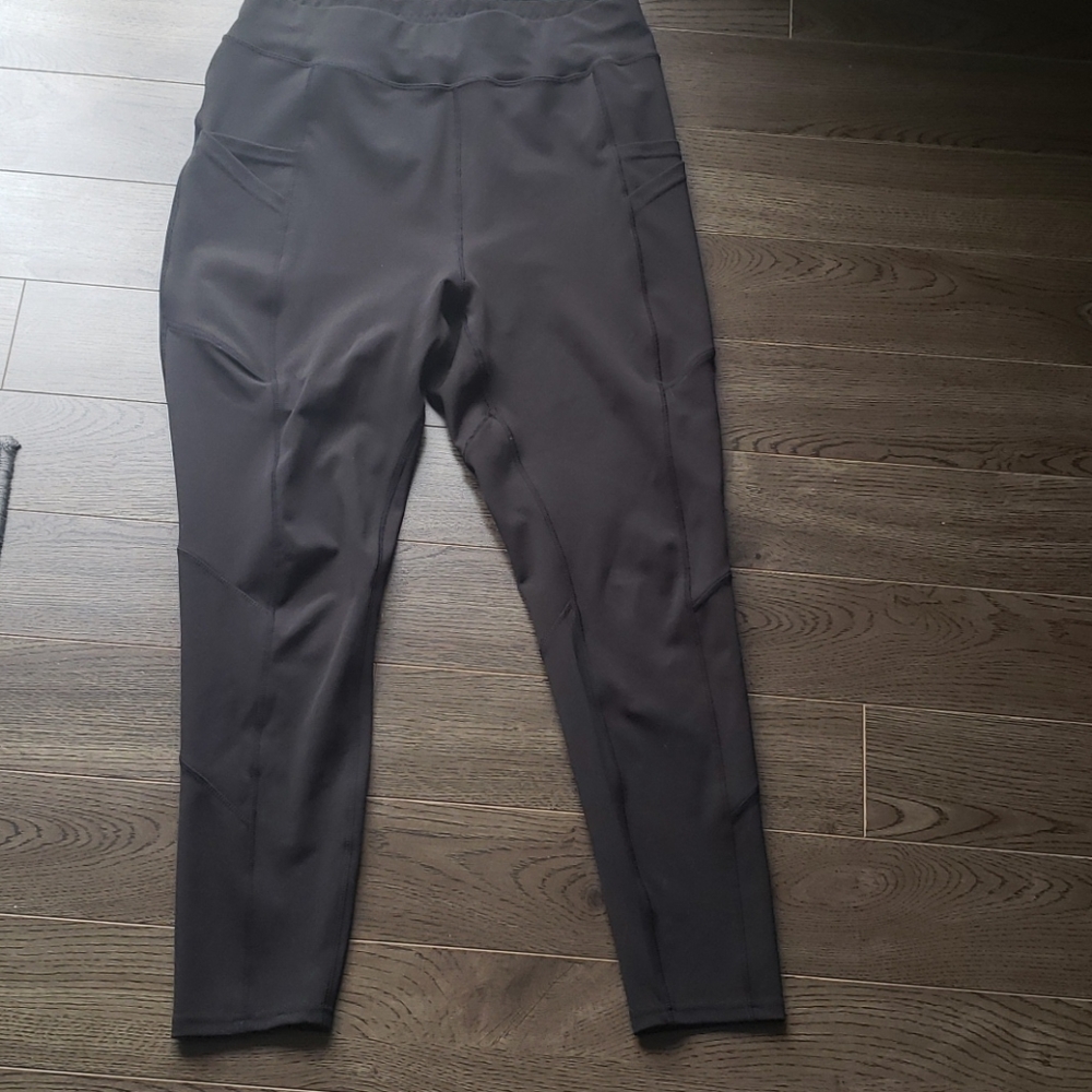 Black active wear leggings
